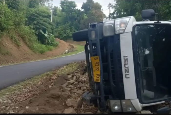Rem Blong, Truk Pengangkut Paket Shopee Terguling di Sukabumi