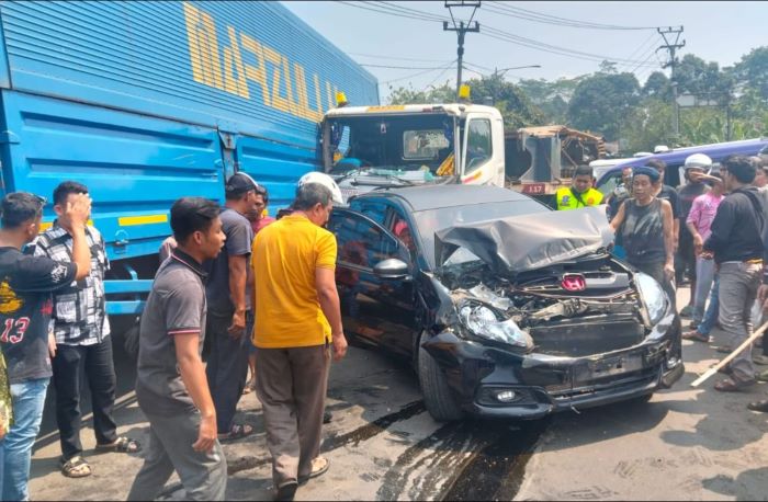 Kecelakaan Beruntun di Cibadak, Truk Rem Blong Libatkan Enam Kendaraan