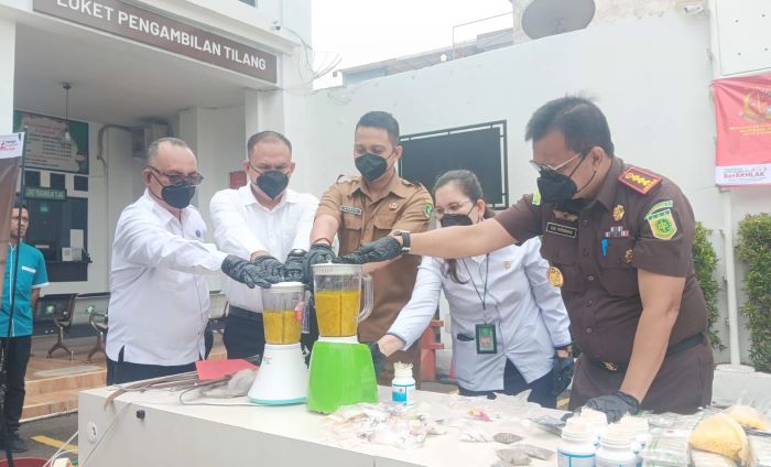 Kejari Kota Sukabumi Musnahkan Barang Bukti dari 46 Kasus yang Telah Berkekuatan Hukum Tetap