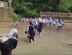 Miris, Siswa MI Lengkong Harus Nyebur Sungai Demi Sekolah Setiap Pagi