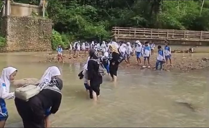Miris, Siswa MI Lengkong Harus Nyebur Sungai Demi Sekolah Setiap Pagi