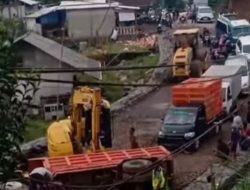 Dump Truck Terguling, Arus Lalu Lintas di Jalan Raya Nyalindung Macet Total
