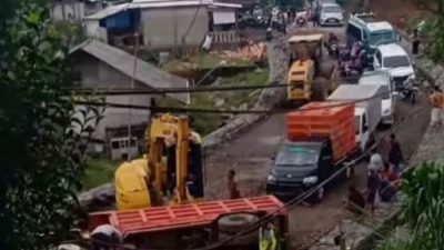 Dump Truck Terguling, Arus Lalu Lintas di Jalan Raya Nyalindung Macet Total
