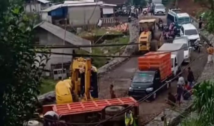 Dump Truck Terguling, Arus Lalu Lintas di Jalan Raya Nyalindung Macet Total