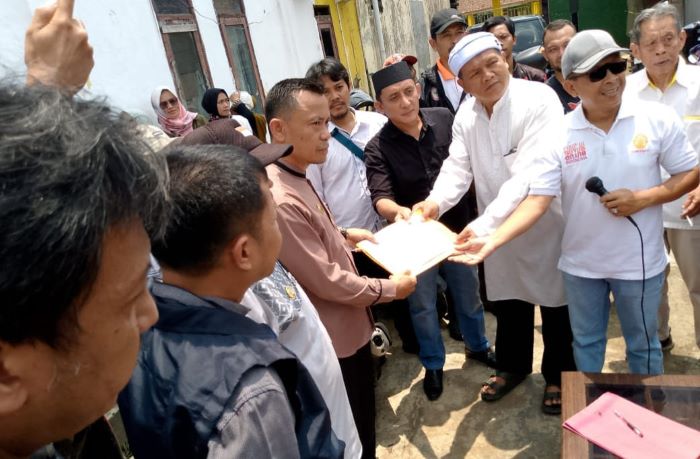 Masyarakat Babakanjaya Geruduk Kantor Desa, Tuntut Kades Mundur