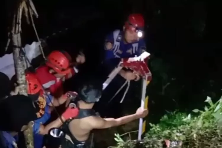 ODGJ Terjun ke Sumur di Cibadak, Damkar Sukabumi Berhasil Lakukan Evakuasi Dramatis