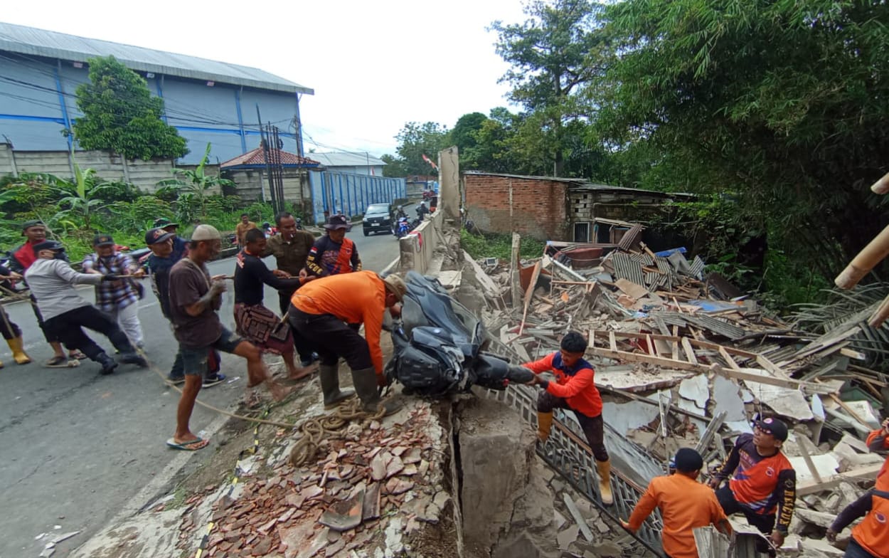Diduga Akibat Getaran Keras, Rumah Mewah di Sukabumi Roboh Tanpa Peringatan