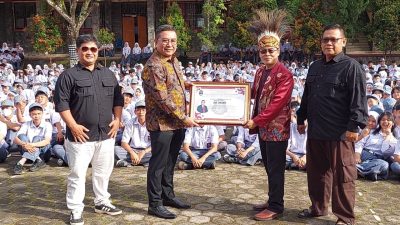 Siswa dan Alumni SMAN 3 Sukabumi Kompak Beri Kejutan Manis di Hari Guru