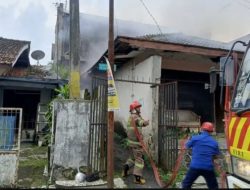 Cepat Tanggap, Damkar Sukabumi Padamkan Kebakaran Rumah di Nyomplong dalam Tempo 20 Menit