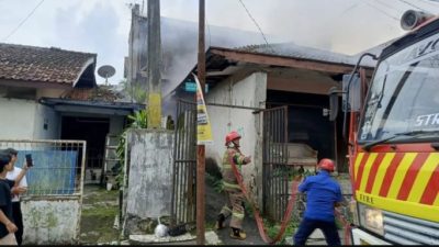Cepat Tanggap, Damkar Sukabumi Padamkan Kebakaran Rumah di Nyomplong dalam Tempo 20 Menit