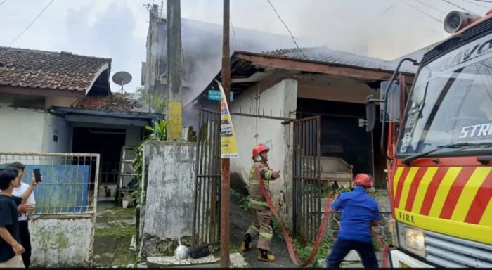 Cepat Tanggap, Damkar Sukabumi Padamkan Kebakaran Rumah di Nyomplong dalam Tempo 20 Menit