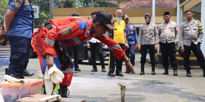 Polres Sukabumi Kota Beri Pelatihan Penanganan Kebakaran dan Hewan Liar untuk Bhabinkamtibmas
