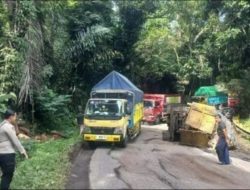 Hindari Jalan Berlubang, Truk Sampah DLH Terguling di Warungkiara