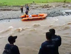 BPBD Kabupaten Sukabumi Kirim Bantuan Perahu Karet Pasca Jembatan di Desa Loji Terputus