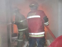 Kebakaran Hebat Hanguskan Pabrik Jamu Sari Alam, Pemadaman Berlangsung Berjam-jam