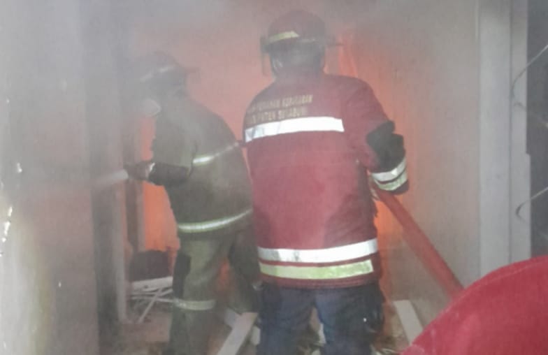 Kebakaran Hebat Hanguskan Pabrik Jamu Sari Alam, Pemadaman Berlangsung Berjam-jam