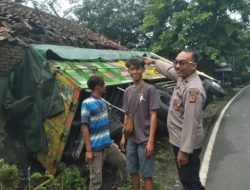 Diduga Rem Blong, Truk Terguling dan Menabrak Rumah di Bantargadung