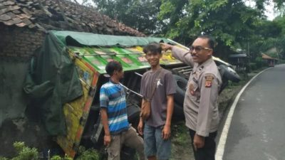 Diduga Rem Blong, Truk Terguling dan Menabrak Rumah di Bantargadung