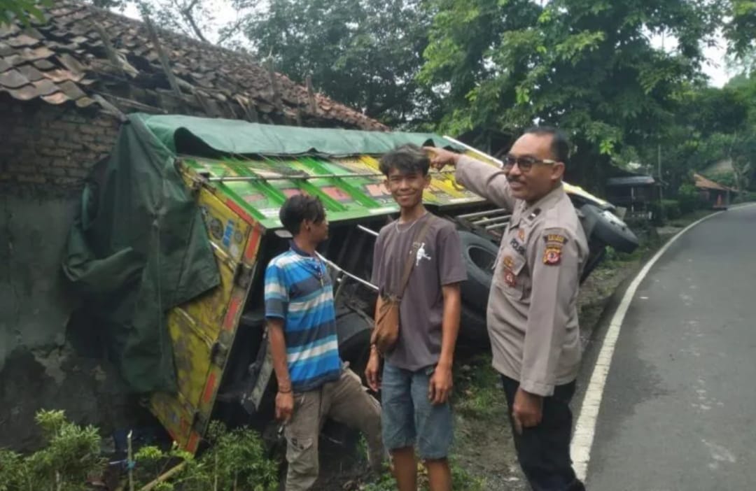 Diduga Rem Blong, Truk Terguling dan Menabrak Rumah di Bantargadung