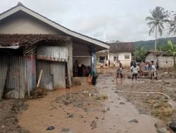 Dua Jembatan di Nyalindung Terbawa Banjir Lumpur Sungai Cicadas