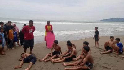 Aksi Cepat Polairud Evakuasi Delapan Wisatawan Terseret Ombak Palabuhanratu