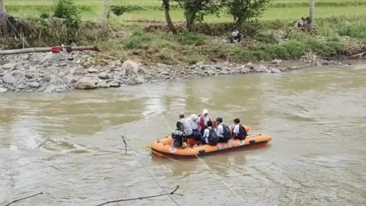 Akses Terputus Akibat Jembatan Leuwidinding Ambruk, Pelajar Terpaksa Dievakuasi Perahu Karet ke Sekolah