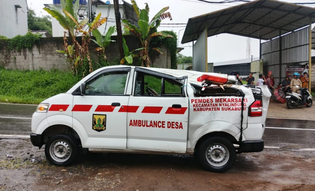 Nahas, Ambulans Pengantar Pasien Ringsek Tertimpa Pohon Tumbang Akibat Angin Kencang