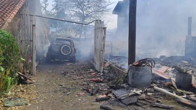 RM Parantina Sukabumi Dilalap Si Jago Merah, Api Merembet ke Mobil yang Terparkir