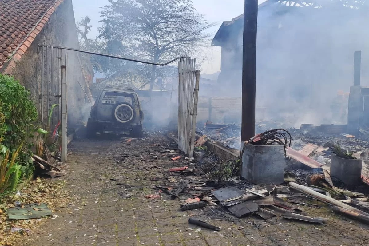 RM Parantina Sukabumi Dilalap Si Jago Merah, Api Merembet ke Mobil yang Terparkir