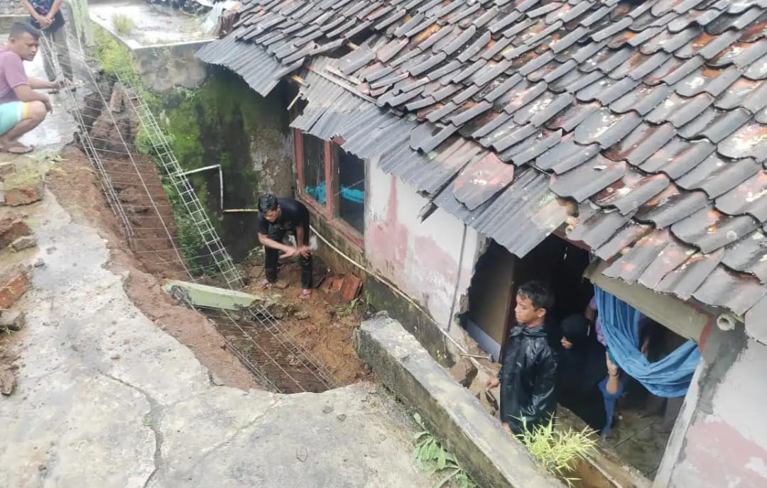 TPT Ambrol dan Atap Rumah Beterbangan, Dampak Hujan Deras Disertai Angin di Cibadak