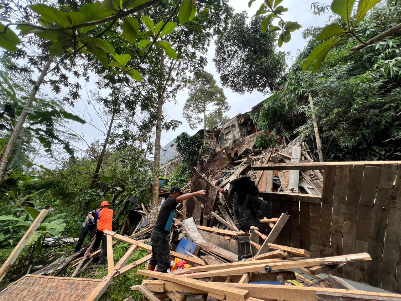 Dihantam Longsor Susulan, Pelaku UMKM Sriwedari Kehilangan Tempat Usaha