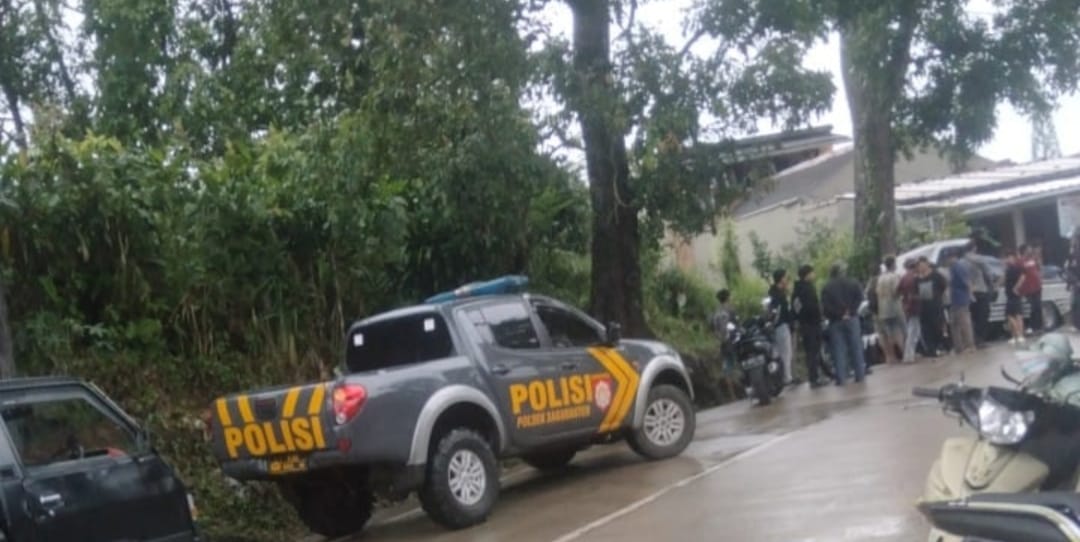 Kecelakaan lalu lintas yang melibatkan satu keluarga terjadi di ruas jalan provinsi Sagaranten – Sukabumi, tepatnya di Kampung Cigadog, Desa Sagaranten, Kecamatan Sagaranten, Selasa siang (17/2/2026). Insiden tragis tersebut merenggut satu korban jiwa yang merupakan penumpang sepeda motor. Peristiwa nahas itu melibatkan mobil Suzuki Pickup bernopol F-8019-VJ dan sepeda motor Honda PCX bernopol F-3431-UAW. Kapolsek Sagaranten, AKP A. Suryana B, S.H., membenarkan kejadian tersebut. Berdasarkan hasil olah tempat kejadian perkara (TKP), kecelakaan terjadi sekitar pukul 12.30 WIB dalam kondisi cuaca mendung pasca-hujan. Mobil pickup yang dikemudikan MS, dengan penumpang SB, melaju dari arah Sukabumi menuju Sagaranten setelah menjual kelapa. Kendaraan dilaporkan melaju dengan kecepatan sedang karena sang sopir mengetahui kondisi jalan yang dilalui berkelok. Saat melintasi tikungan Cigadog yang minim marka jalan, kendaraan tersebut berpapasan dengan sepeda motor Honda PCX dari arah berlawanan. Sepeda motor dikendarai Uyu, warga Kampung Ciselut, Desa Ciwalat, Kecamatan Pabuaran. Ia membonceng istrinya, Siti Jaesah, serta dua anak mereka, Albian Akram Zaidan (6) dan M. Algifari (2). Benturan keras tak terhindarkan. Seluruh penumpang sepeda motor terpental akibat tabrakan. Akibat kejadian tersebut, Albian Akram Zaidan (6) dinyatakan meninggal dunia. Sementara korban lainnya mengalami luka dan mendapat penanganan medis. Pihak kepolisian masih melakukan penyelidikan lebih lanjut terkait penyebab pasti kecelakaan tersebut.