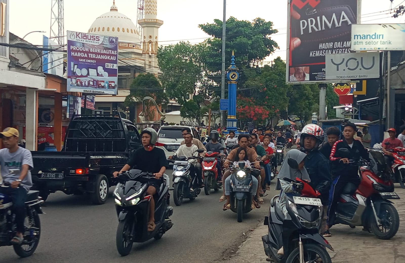 Semarak Ramadan di Selatan Sukabumi, Bundaran Surade Tak Pernah Sepi Saat Sore