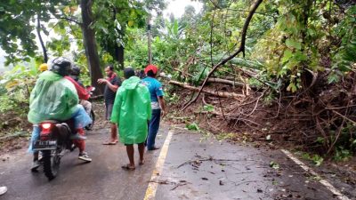 Akses Bagbagan–Kiara Dua Tertutup Longsor, Petugas Gabungan Mulai Evakuasi Material