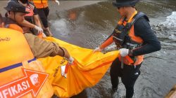 Ditemukan Nelayan Saat Melaut, Jasad Pria Misterius Dievakuasi dari Perairan Sangrawayang Sukabumi