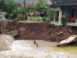 Akses Vital Terputus, Warga Ciemas Terisolasi Usai Jembatan Ambruk dan Tebing Longsor