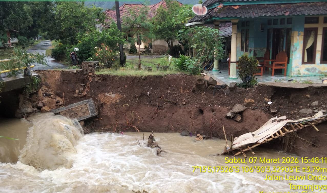 Akses Vital Terputus, Warga Ciemas Terisolasi Usai Jembatan Ambruk dan Tebing Longsor