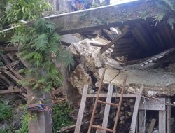 BPBD Terjun ke Lokasi, Evakuasi Material Rumah Ambruk Diterjang Hujan di Gunungguruh