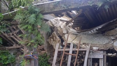 BPBD Terjun ke Lokasi, Evakuasi Material Rumah Ambruk Diterjang Hujan di Gunungguruh