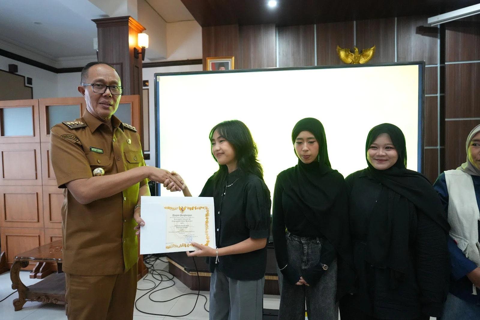 Usung Tema Harmoni, Tim Mayang Wijayanti Menangi Desain Logo HUT Kota Sukabumi