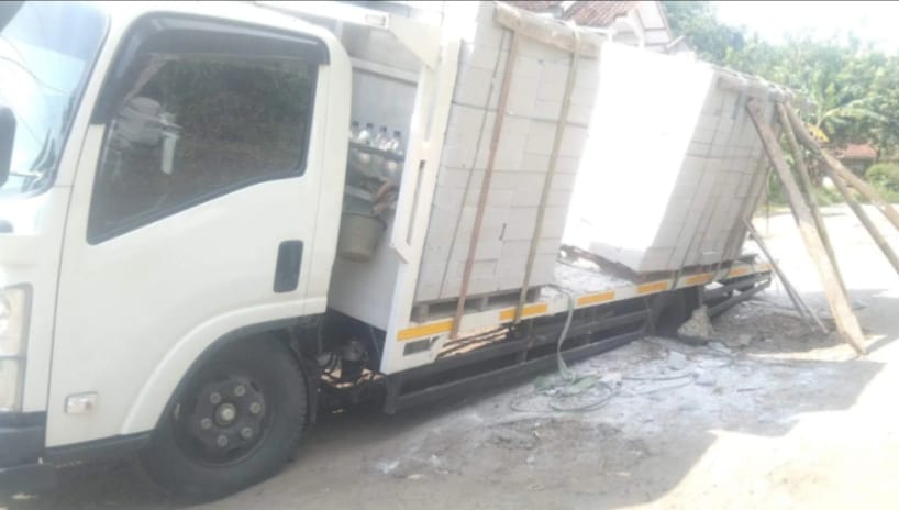 Hindari Jalan Rusak, Sebuah Truk Hebel Terperosok dan Hampir Terbalik