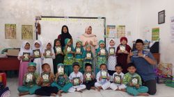 Komitmen meningkatkan literasi Alquran sejak usia dini terus dilakukan Yayasan Cahaya Fajar Abadi (CFA) melalui aksi sosial pembagian puluhan buku Iqro