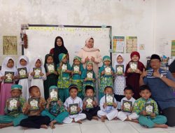 Komitmen meningkatkan literasi Alquran sejak usia dini terus dilakukan Yayasan Cahaya Fajar Abadi (CFA) melalui aksi sosial pembagian puluhan buku Iqro