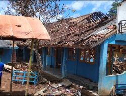 Bertaruh Nyawa Demi Ilmu, Ratusan Siswa MTs Nurul Hasanah Belajar di Ruang Kelas Nyaris Roboh