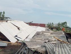 Cuaca Ekstrem Terjang Desa Babakan Sukabumi, Gudang Mebel Milik Zaenal Rusak Berat