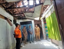 Atap Rumah Warga Bojonglongok Roboh Diterjang Hujan, BPBD Sukabumi Salurkan Bantuan Darurat