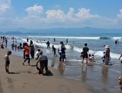 Pantai Citepus hingga Cisolok Penuh Sesak, Ribuan Pelancong Jakarta-Bogor Padati Sukabumi Siang Ini
