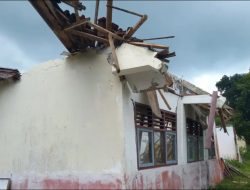 Bangunan Lapuk Dimakan Usia, Tiga Ruang Kelas SMPN 3 Pabuaran Sukabumi Ambruk