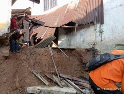 Dapur Warga Jayaraksa Amblas ke Sungai, BPBD Sukabumi Waspadai Sumbatan Aliran Cisuda