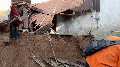 Dapur Warga Jayaraksa Amblas ke Sungai, BPBD Sukabumi Waspadai Sumbatan Aliran Cisuda